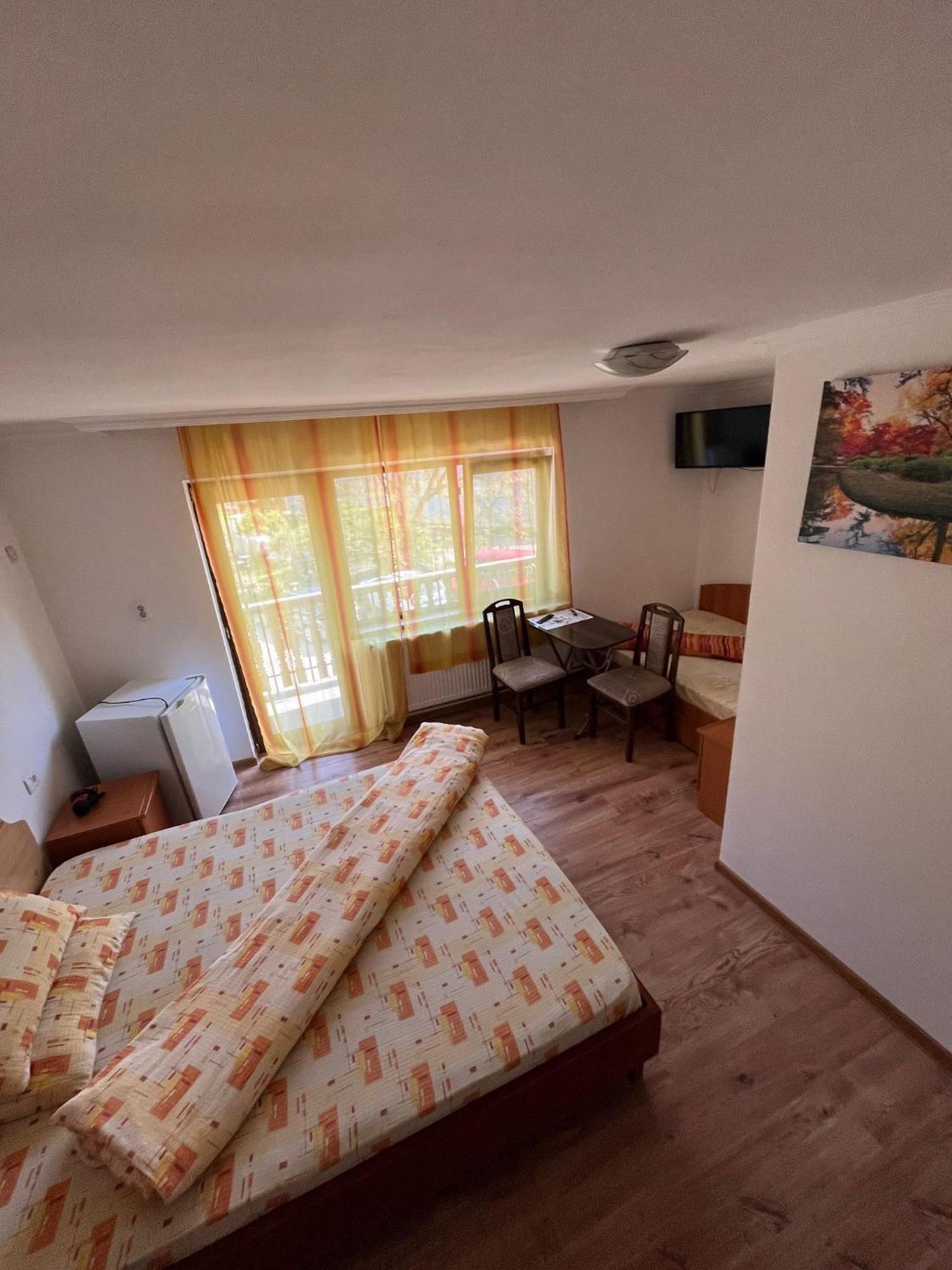 Отель Casa Dina Бэиле-Еркулане Экстерьер фото